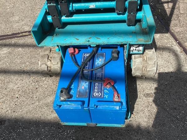 Grote foto gebruikte schaarhoogwerker op rups airman encl040 doe het zelf en verbouw hoogwerkers