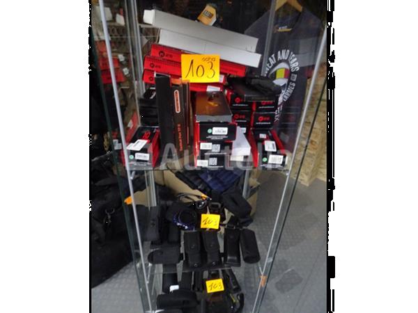 Grote foto inhoud van de vitrine messen pentactiek kubotan ... doe het zelf en verbouw hefwerktuigen