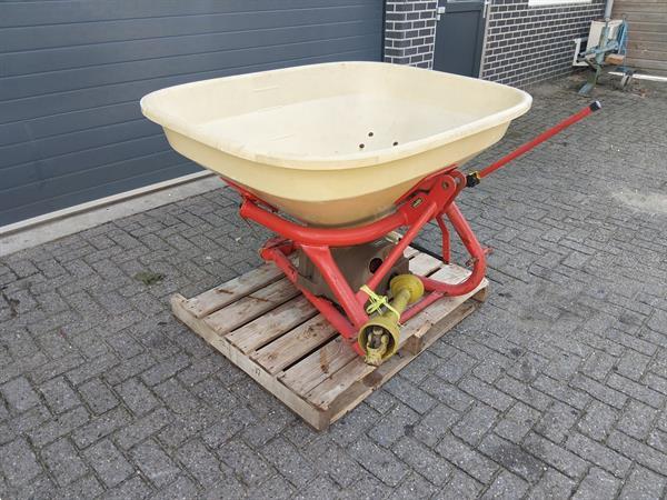 Grote foto vicon kunstmeststrooier pendelstrooier agrarisch kunstmestrooiers