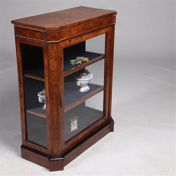 Grote foto lage eendeurs vitrinekast met aan drie zijde glas en bronzen details no.322155 antiek en kunst stoelen en banken