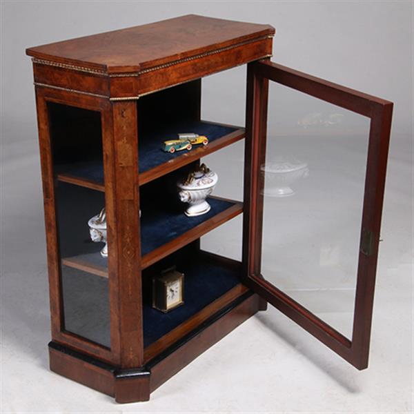 Grote foto lage eendeurs vitrinekast met aan drie zijde glas en bronzen details no.322155 antiek en kunst stoelen en banken