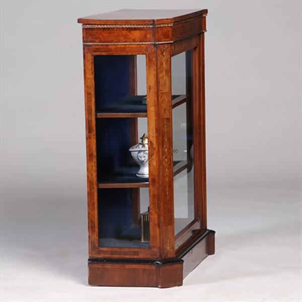 Grote foto lage eendeurs vitrinekast met aan drie zijde glas en bronzen details no.322155 antiek en kunst stoelen en banken