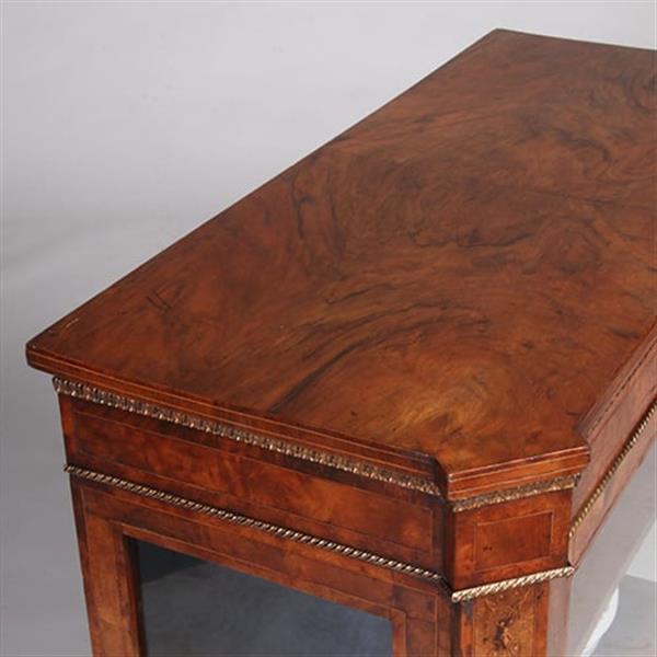 Grote foto lage eendeurs vitrinekast met aan drie zijde glas en bronzen details no.322155 antiek en kunst stoelen en banken