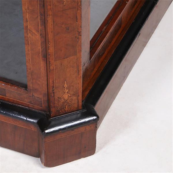 Grote foto lage eendeurs vitrinekast met aan drie zijde glas en bronzen details no.322155 antiek en kunst stoelen en banken