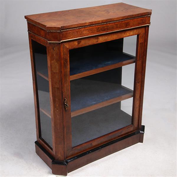 Grote foto lage eendeurs vitrinekast met aan drie zijde glas en bronzen details no.322155 antiek en kunst stoelen en banken