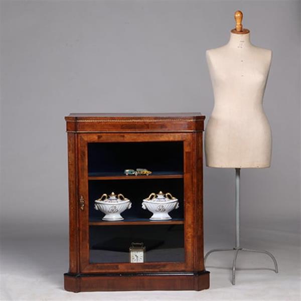 Grote foto lage eendeurs vitrinekast met aan drie zijde glas en bronzen details no.322155 antiek en kunst stoelen en banken