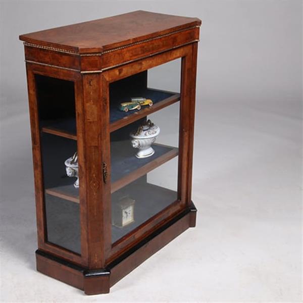 Grote foto lage eendeurs vitrinekast met aan drie zijde glas en bronzen details no.322155 antiek en kunst stoelen en banken