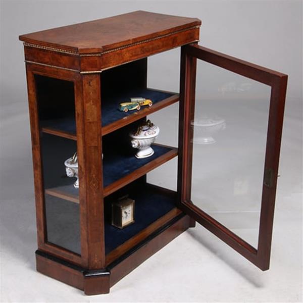 Grote foto lage eendeurs vitrinekast met aan drie zijde glas en bronzen details no.322155 antiek en kunst stoelen en banken