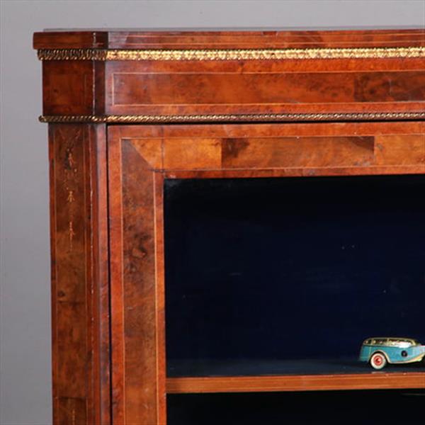 Grote foto lage eendeurs vitrinekast met aan drie zijde glas en bronzen details no.322155 antiek en kunst stoelen en banken