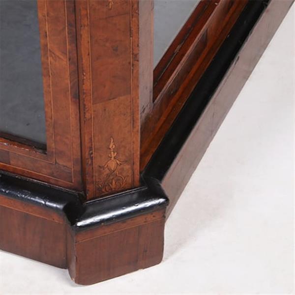 Grote foto lage eendeurs vitrinekast met aan drie zijde glas en bronzen details no.322155 antiek en kunst stoelen en banken