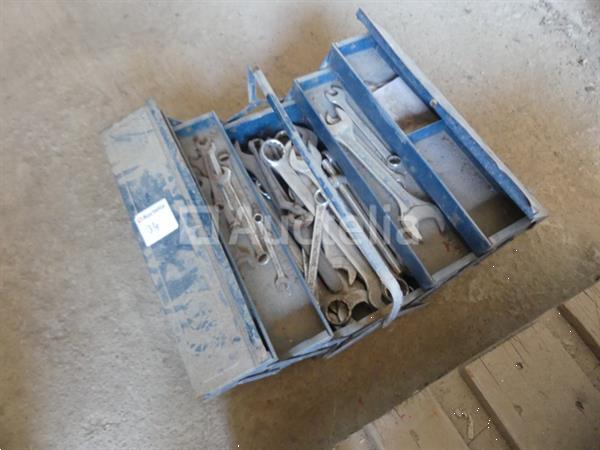 Grote foto gereedschapskist met inhoud kunststof gereedschapsbak met inhoud doe het zelf en verbouw gereedschappen en machines