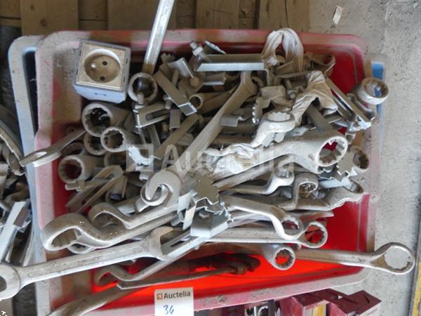 Grote foto gereedschapskist met inhoud kunststof gereedschapsbak met inhoud doe het zelf en verbouw gereedschappen en machines