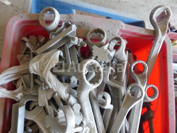 Grote foto gereedschapskist met inhoud kunststof gereedschapsbak met inhoud doe het zelf en verbouw gereedschappen en machines