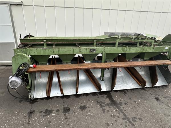 Grote foto herbort kettingsorteermachine voor wortelen of augurken agrarisch tuinbouw