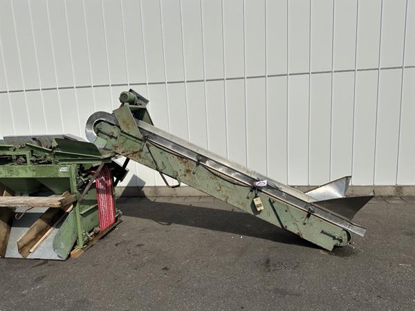 Grote foto herbort kettingsorteermachine voor wortelen of augurken agrarisch tuinbouw