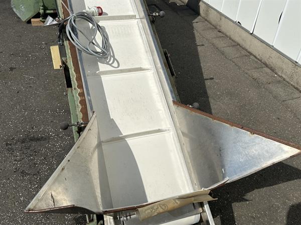 Grote foto herbort kettingsorteermachine voor wortelen of augurken agrarisch tuinbouw