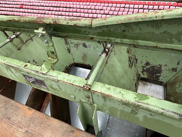 Grote foto herbort kettingsorteermachine voor wortelen of augurken agrarisch tuinbouw