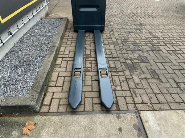 Grote foto vs 22333 elektrische meerijd palletwagen linde lepels 2.300mm doe het zelf en verbouw hefwerktuigen