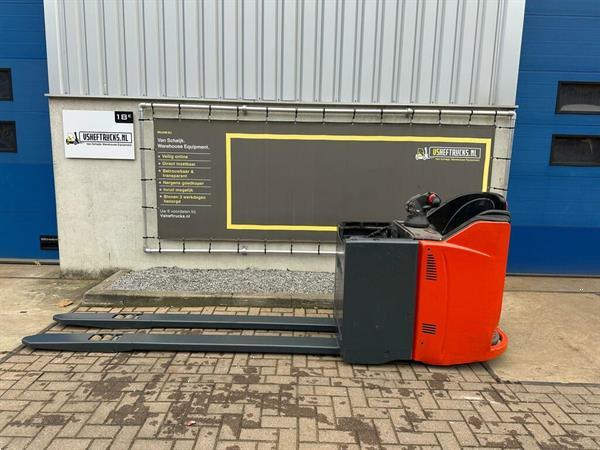 Grote foto vs 22333 elektrische meerijd palletwagen linde lepels 2.300mm doe het zelf en verbouw hefwerktuigen