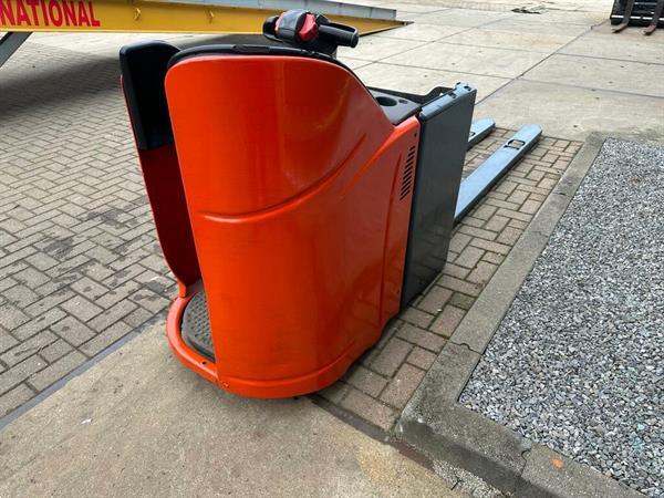 Grote foto vs 22333 elektrische meerijd palletwagen linde lepels 2.300mm doe het zelf en verbouw hefwerktuigen