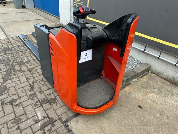 Grote foto vs 22333 elektrische meerijd palletwagen linde lepels 2.300mm doe het zelf en verbouw hefwerktuigen