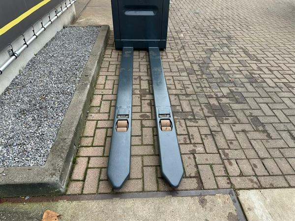 Grote foto vs 22334 elektrische meerijd palletwagen linde lepels 2.300mm doe het zelf en verbouw hefwerktuigen