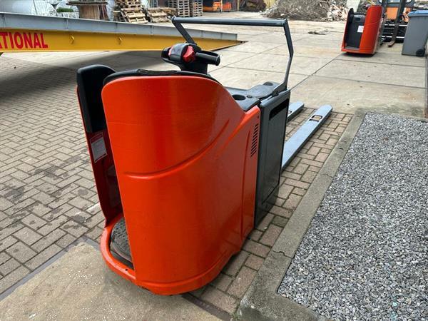 Grote foto vs 22334 elektrische meerijd palletwagen linde lepels 2.300mm doe het zelf en verbouw hefwerktuigen