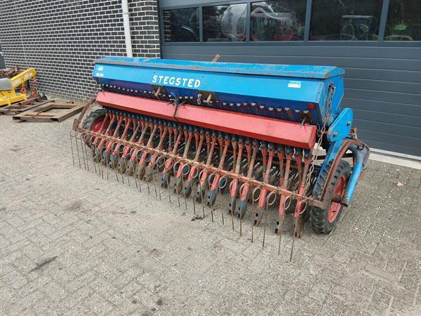 Grote foto stegsted zaaimachine 3 meter 36 pijpen agrarisch zaaimachines