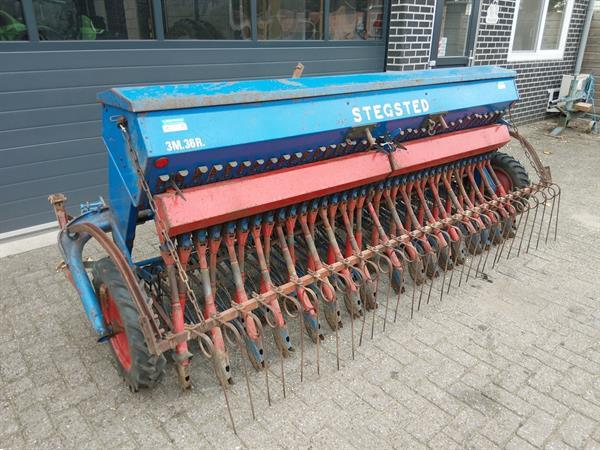 Grote foto stegsted zaaimachine 3 meter 36 pijpen agrarisch zaaimachines