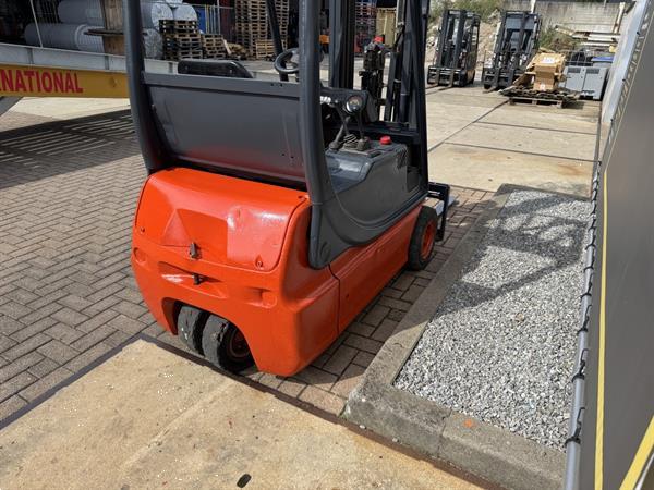 Grote foto vs 22374 elektrische triplex heftruck linde e16 sideshift agrarisch heftrucks