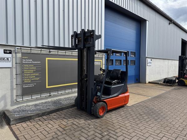 Grote foto vs 22374 elektrische triplex heftruck linde e16 sideshift agrarisch heftrucks