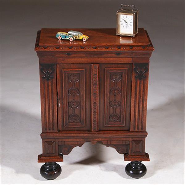 Grote foto zeer klein deels 17e eeuws 1 deurskastje op gezwarte bolpootjes no.330305 antiek en kunst stoelen en banken