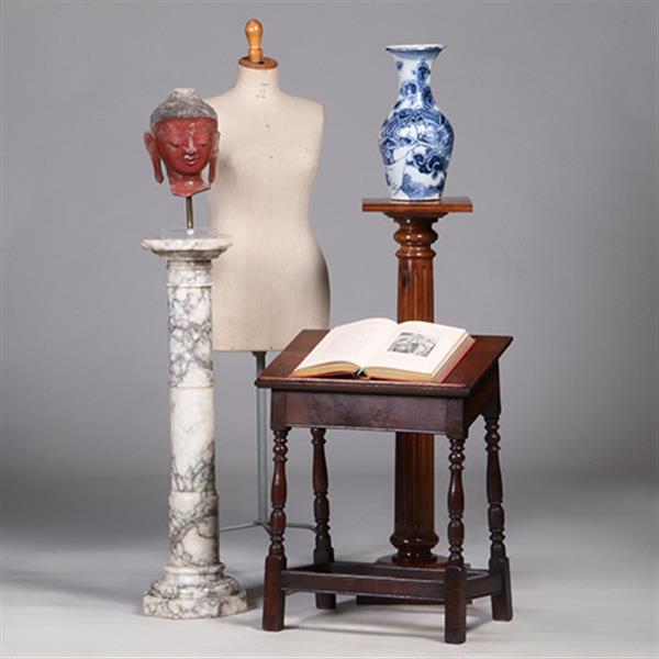 Grote foto antieke geaderde wit marmeren zuil in een fijne oude kleur no.322131 antiek en kunst stoelen en banken