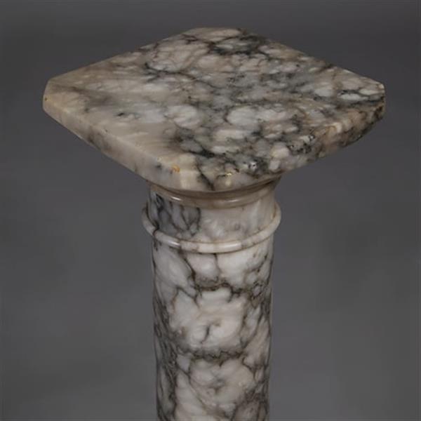 Grote foto antieke geaderde wit marmeren zuil in een fijne oude kleur no.322131 antiek en kunst stoelen en banken
