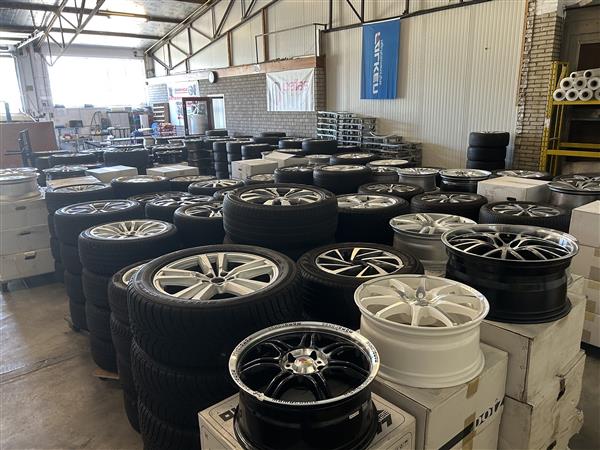 Grote foto velgen opruiming laatste set van vier en stuks auto onderdelen banden en velgen