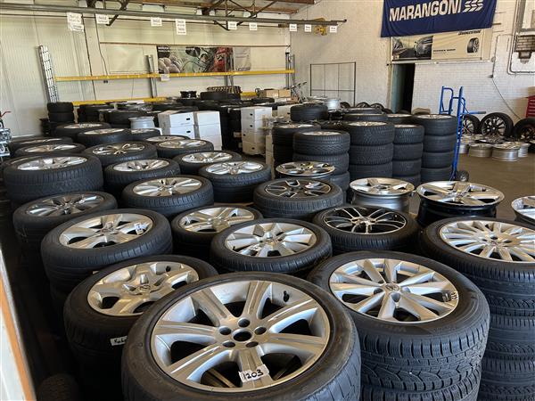 Grote foto velgen opruiming laatste set van vier en stuks auto onderdelen banden en velgen