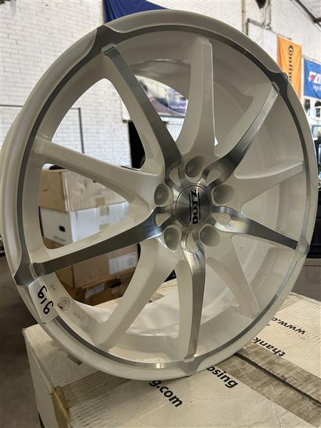 Grote foto velgen opruiming laatste set van vier en stuks auto onderdelen banden en velgen