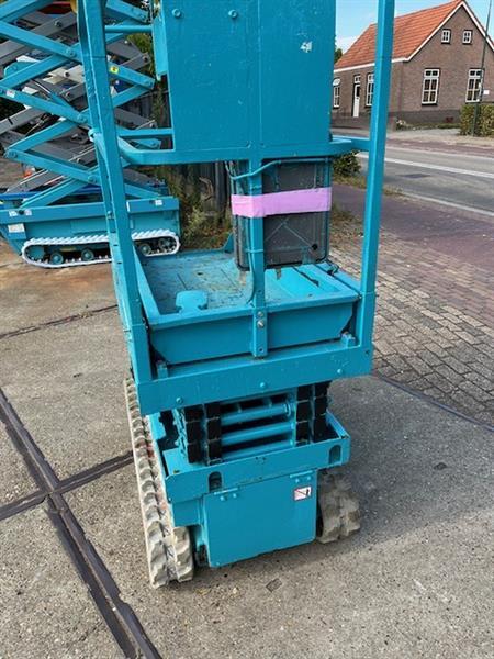 Grote foto gebruikte schaarhoogwerker op rups airman encl045 doe het zelf en verbouw hoogwerkers