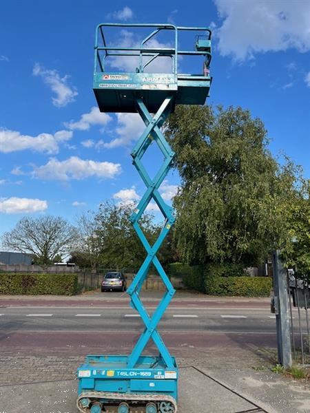 Grote foto gebruikte schaarhoogwerker op rups airman encl045 doe het zelf en verbouw hoogwerkers