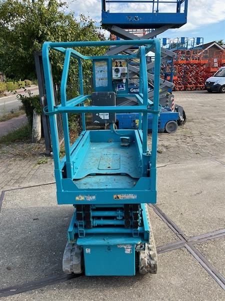 Grote foto gebruikte schaarhoogwerker op rups airman encl045 doe het zelf en verbouw hoogwerkers