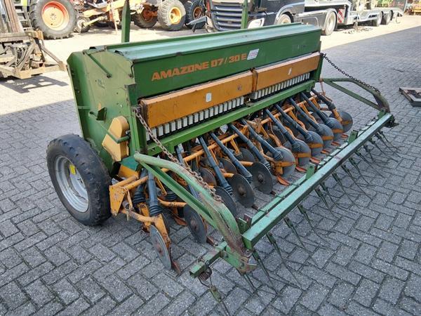 Grote foto amazone d7 30e zaaimachine met schijven 31 pijpen agrarisch zaaimachines