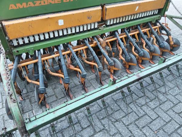 Grote foto amazone d7 30e zaaimachine met schijven 31 pijpen agrarisch zaaimachines