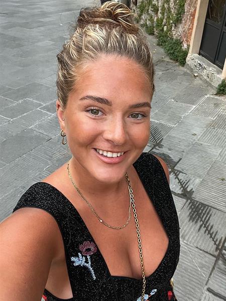 Grote foto wie verrast mij contacten en berichten vrouw zoekt man
