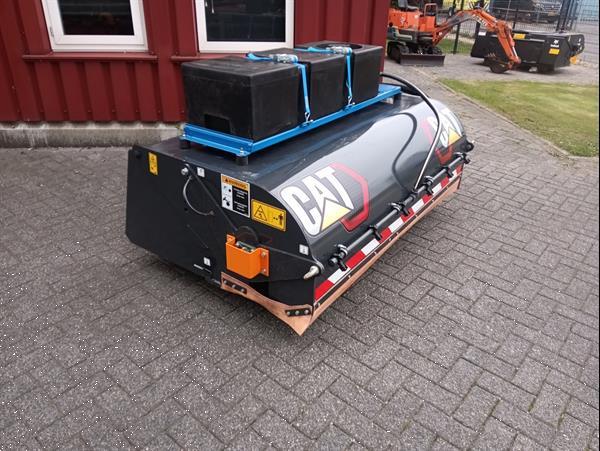 Grote foto veegborstel met opvangbak en sproeisysteem agrarisch tractor toebehoren