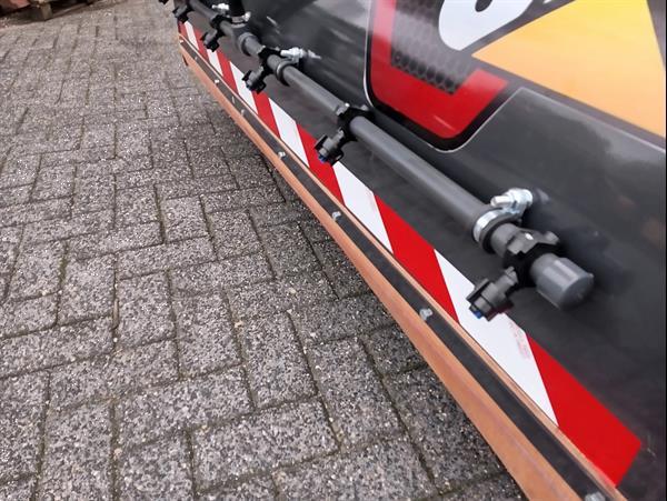 Grote foto veegborstel met opvangbak en sproeisysteem agrarisch tractor toebehoren