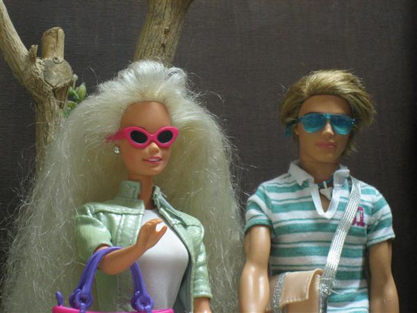 Grote foto jaren 90 barbie met oorbellen en ken in de stad kinderen en baby poppen