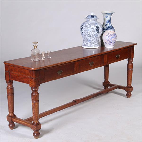 Grote foto doorleefde lange sidetable met 3 laden op gedraaide poten no.331510 antiek en kunst stoelen en banken