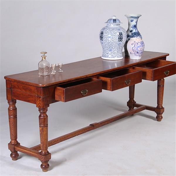 Grote foto doorleefde lange sidetable met 3 laden op gedraaide poten no.331510 antiek en kunst stoelen en banken