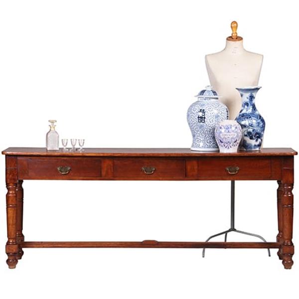 Grote foto doorleefde lange sidetable met 3 laden op gedraaide poten no.331510 antiek en kunst stoelen en banken