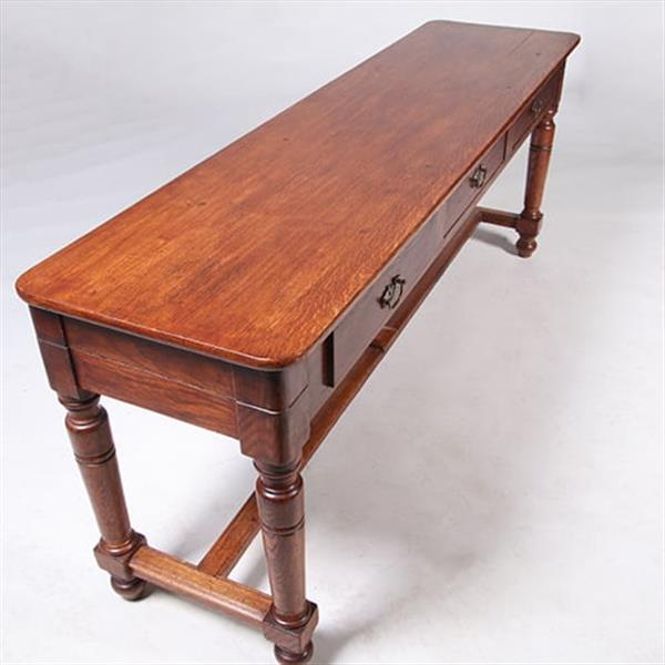 Grote foto doorleefde lange sidetable met 3 laden op gedraaide poten no.331510 antiek en kunst stoelen en banken